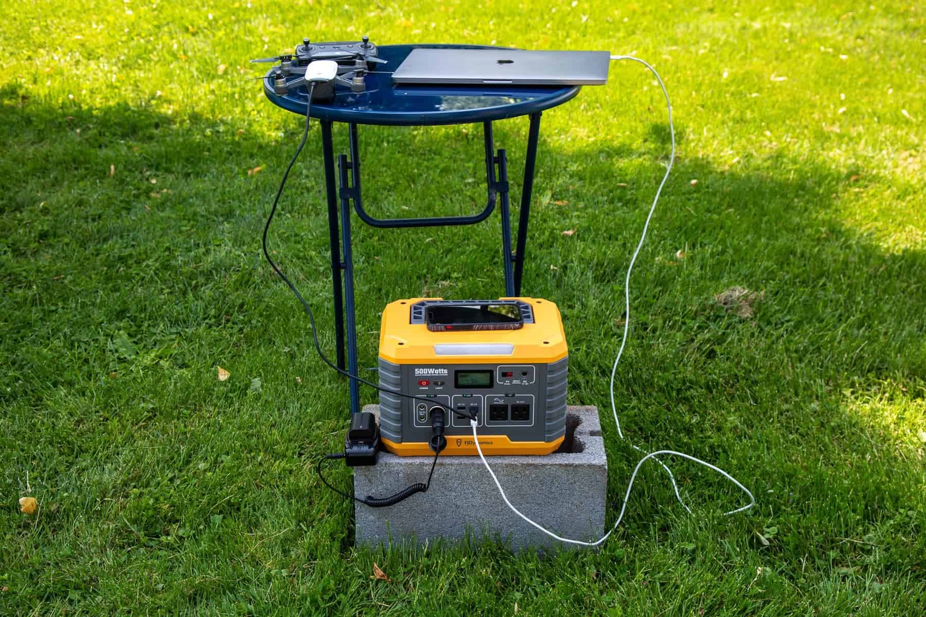 fjdynamics-mp500-portable-power-station-testing-on-park-laptop