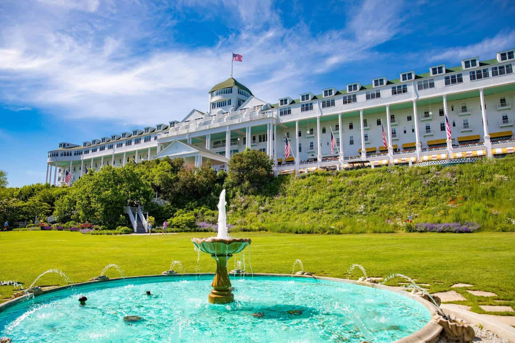 grand-hotel-mackinac-island-michigan-front