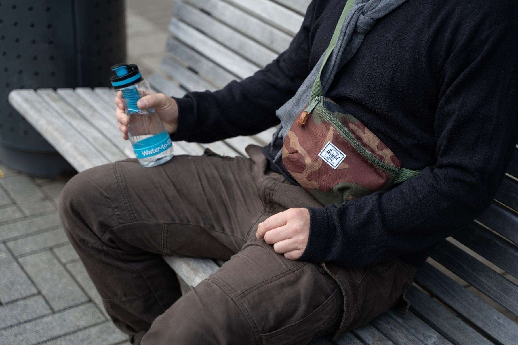 herschel-fourteen-belt-bag-sitting-close-up