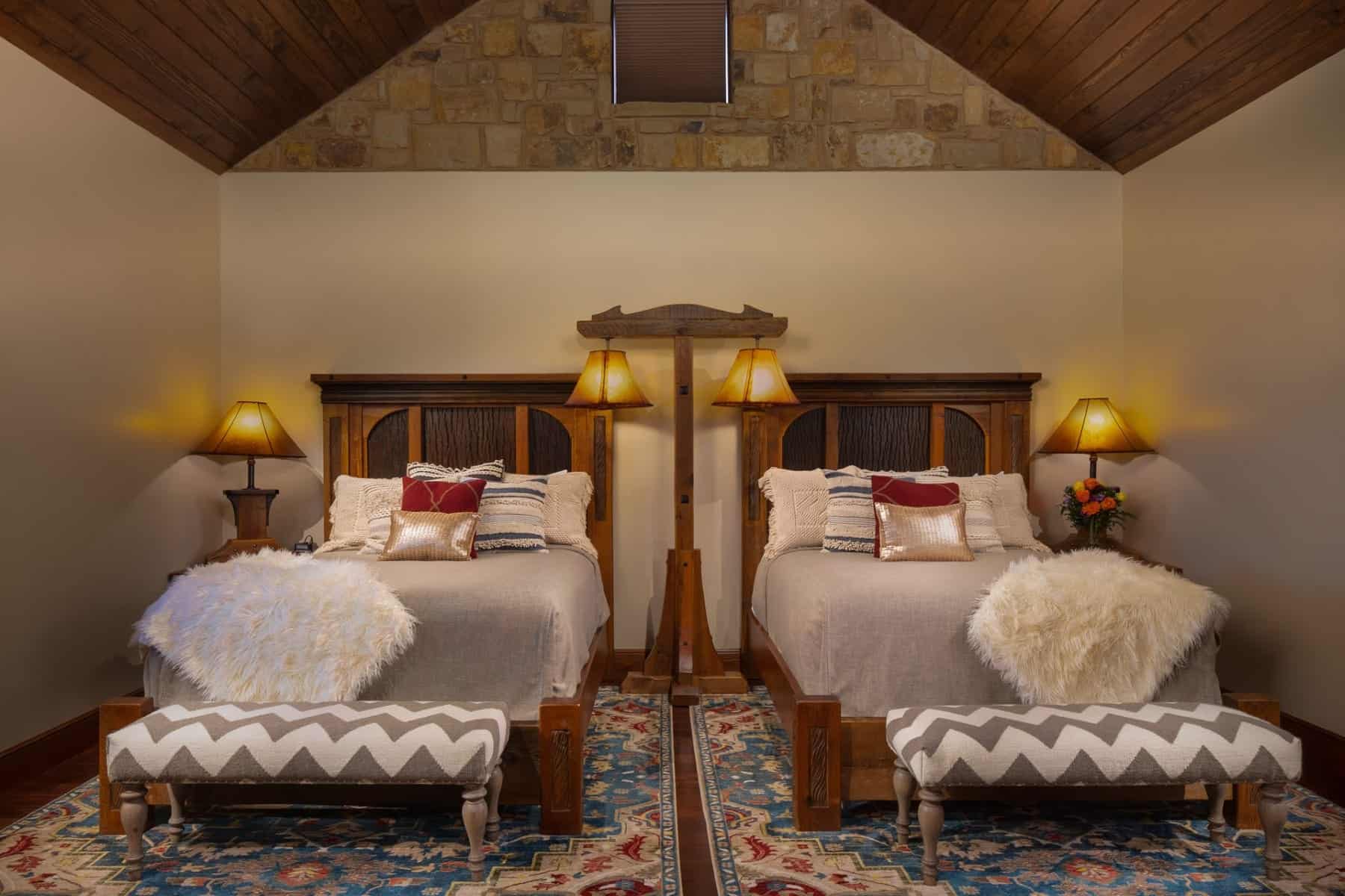 Jl Bar Ranch Deluxe Cabin 2q Bedroom