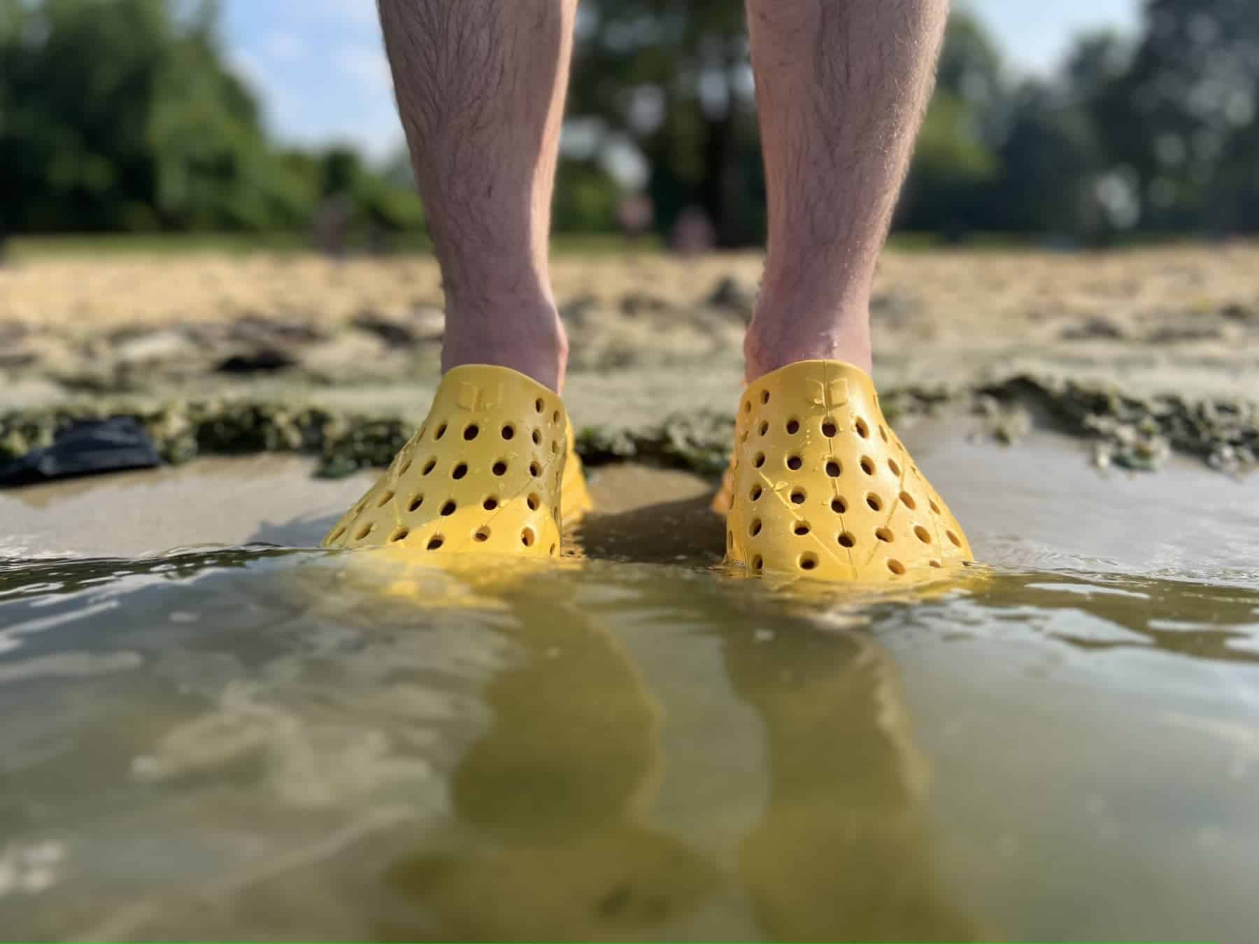 Kanes Water Shoes Man Covered Water