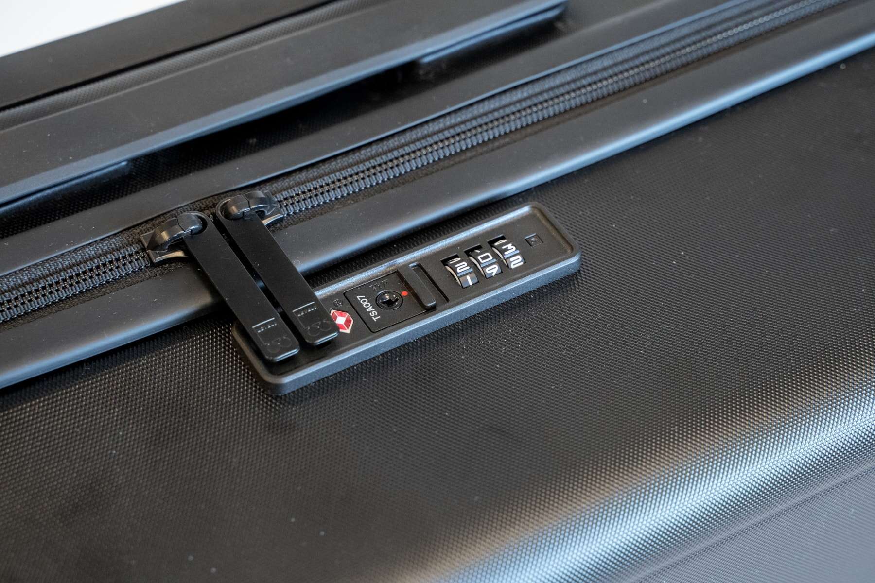 level8-elegance-textured-luggage-set-tsa-lock