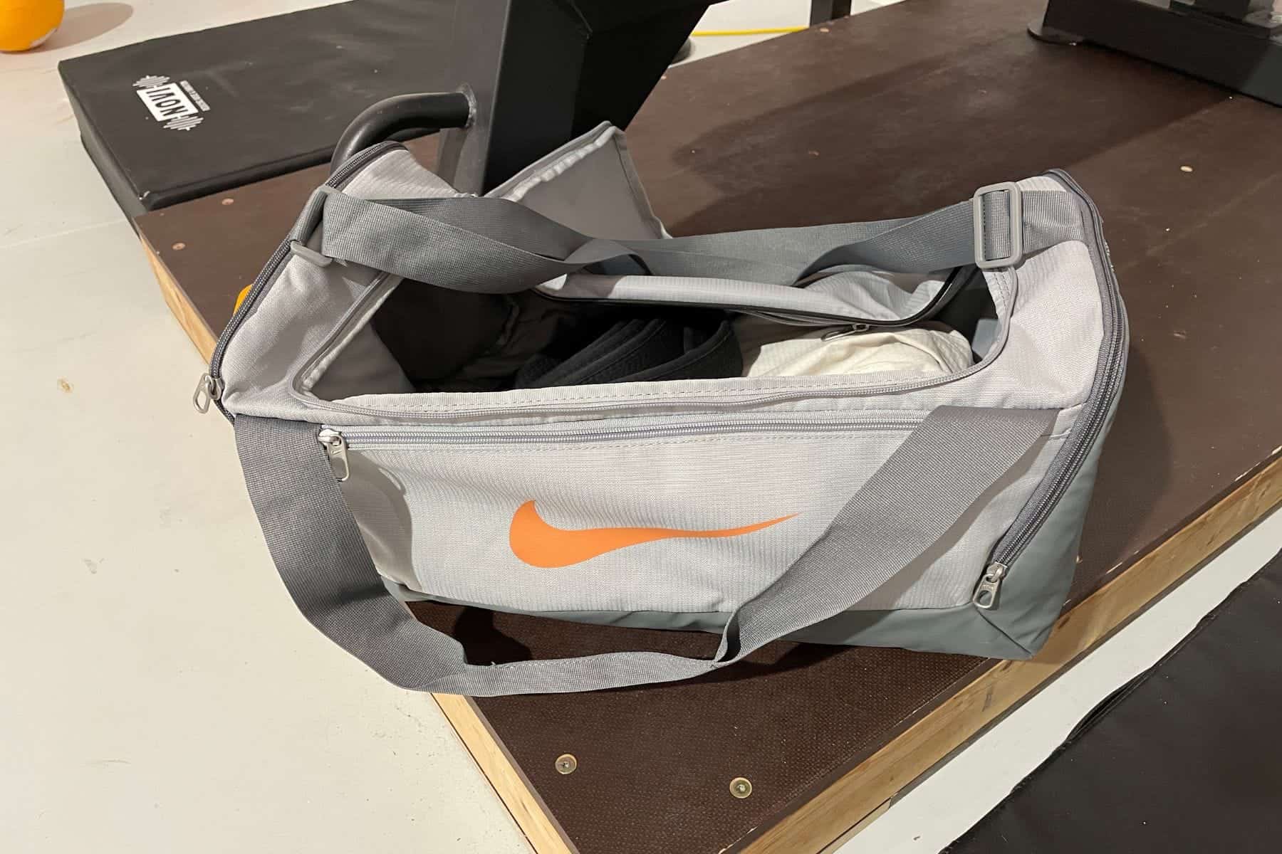 nike-brasilia-small-duffel-9-0-main-compartment