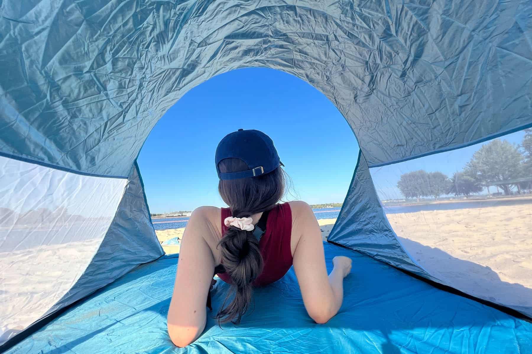 playieer-pop-up-beach-tent-woman-inside