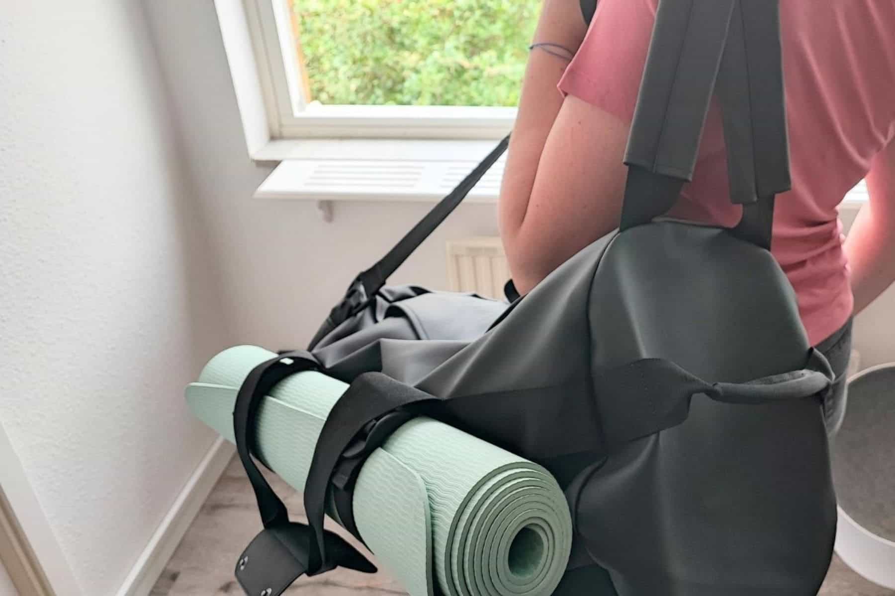 The Rains Texel Duffel has convenient expandable shoulder straps and functional compression side straps.