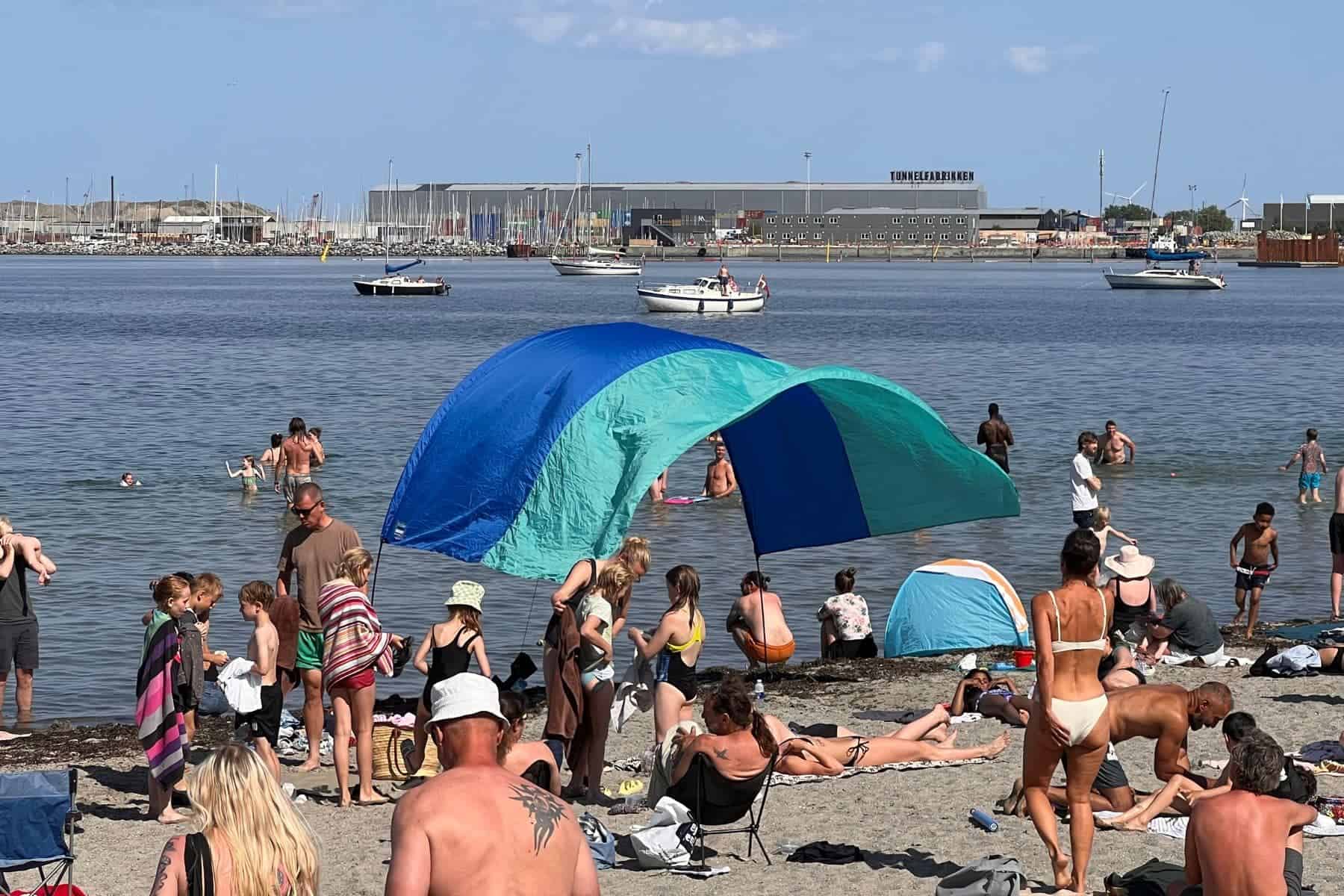 Shibumi Shade Busy Beach
