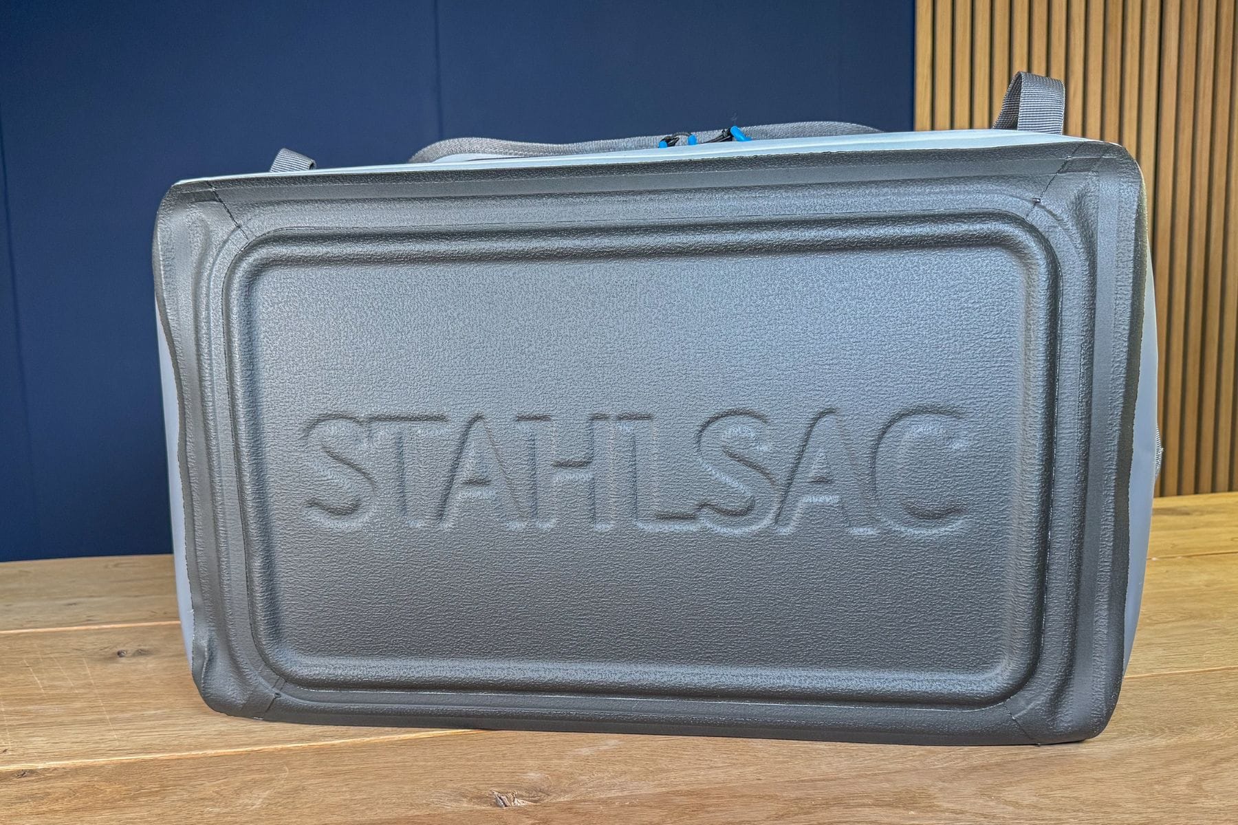 stahlsac-abyss-duffel-bag-firm-base