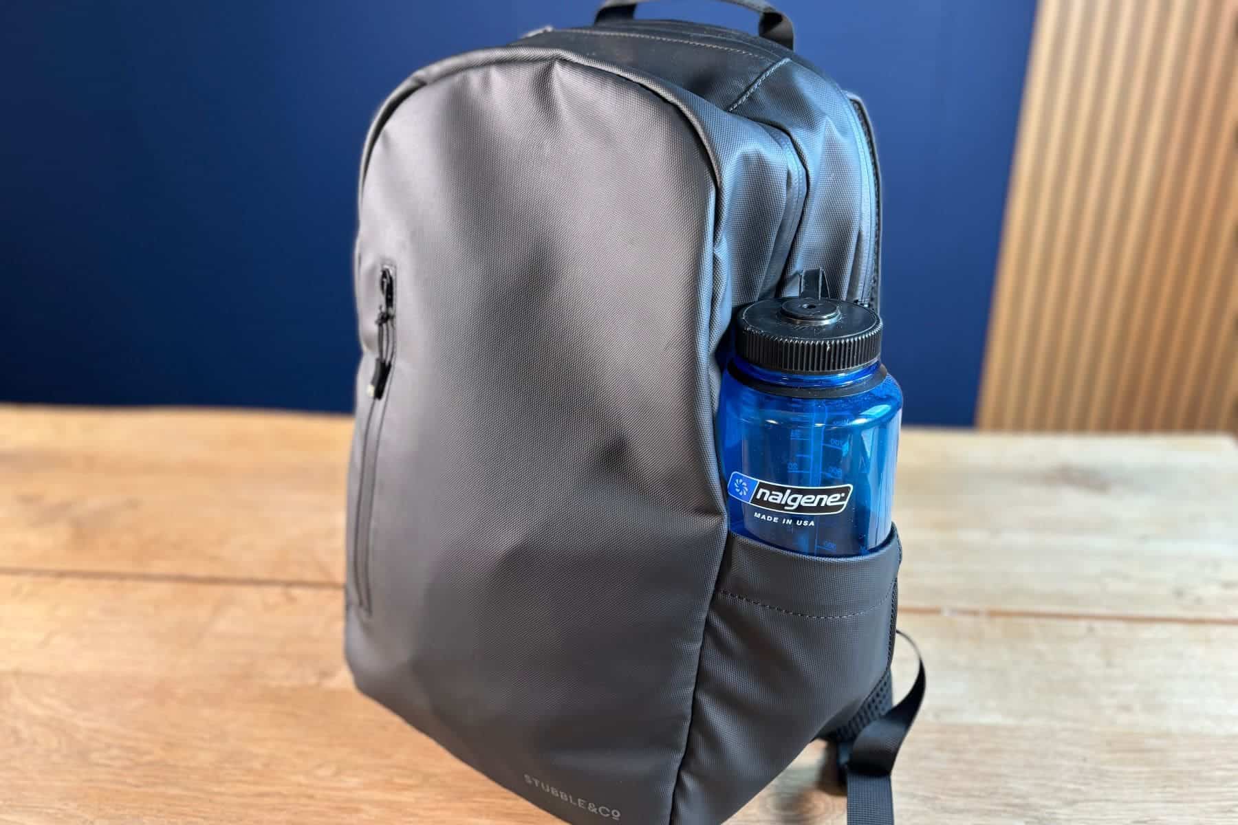 stubble-and-co-everyday-backpack-bottle