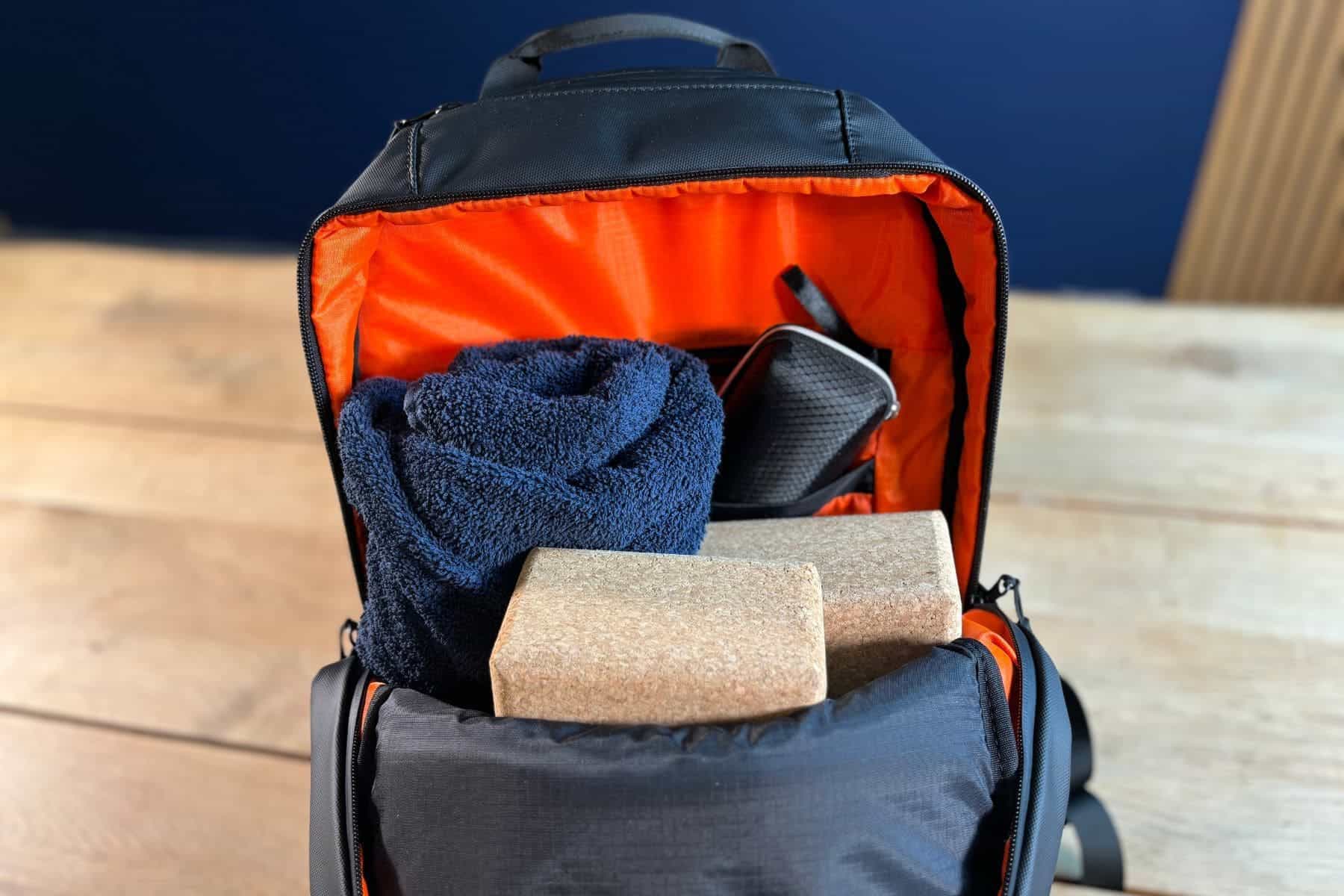 stubble-and-co-everyday-backpack-towel