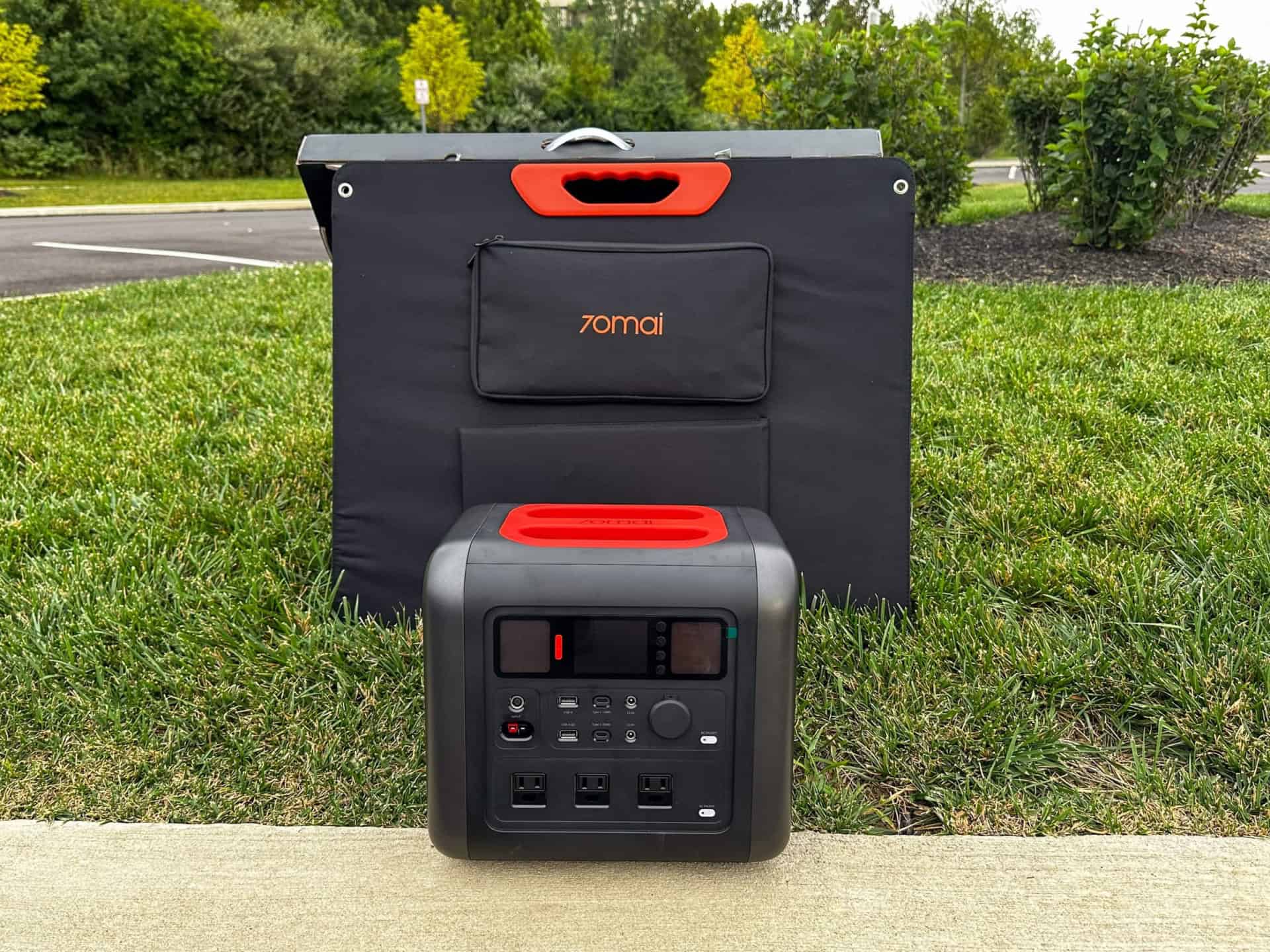 Tera 1000 portable power station and solar panels